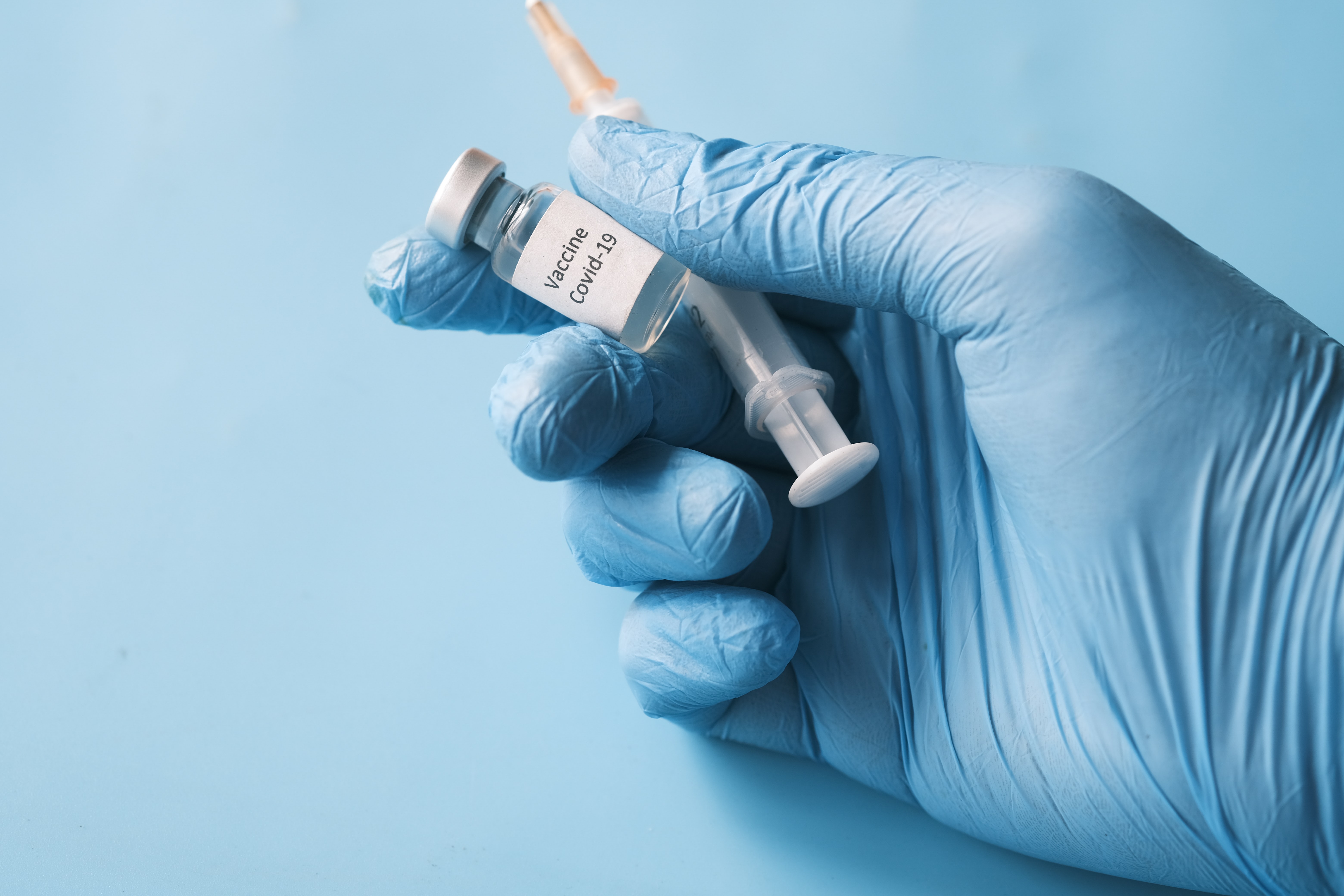 vaccino fiala siringa guanto blu.jpg